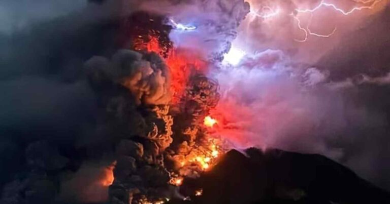 ইন্দোনেশিয়া-তে-আগ্নেয়গিরি-ফাটলো